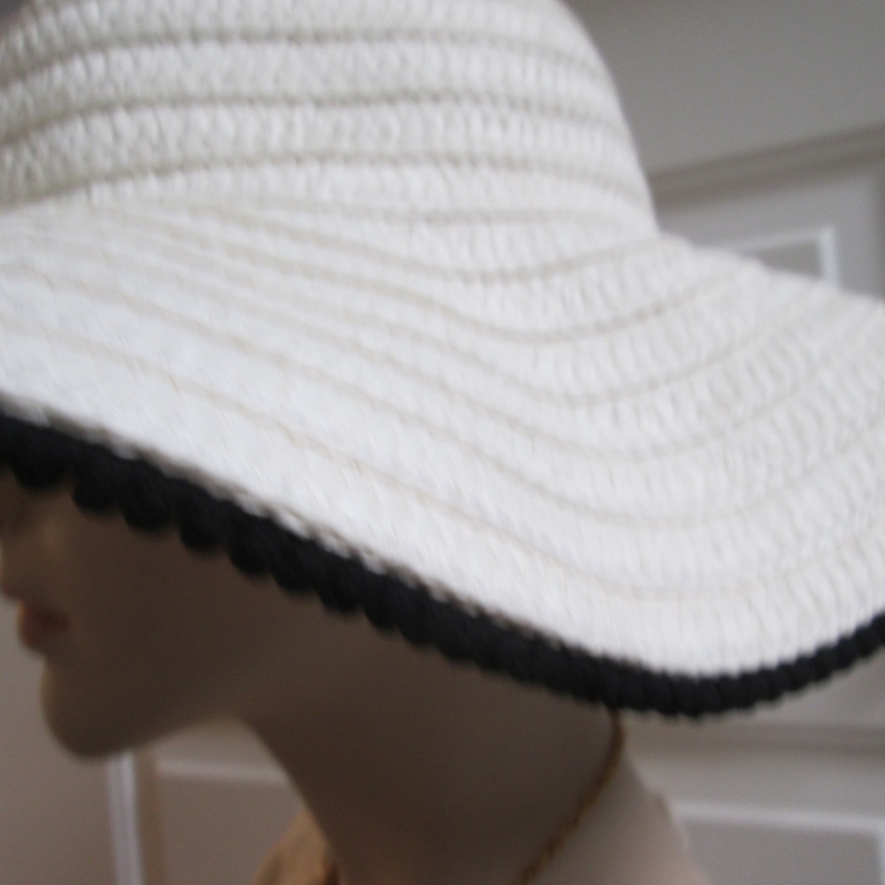new BETSY JOHNSON white straw hat w/ ribbon - Picture 5 of 13